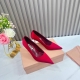 工厂 2024 新款新品 MIU MIU 全新超美装饰搭配,时尚淑女气质十足 双色拼接 又不乏美艳色彩,外侧附带弹力象巾 上脚非常方便意大利引进的原版楦头是最新