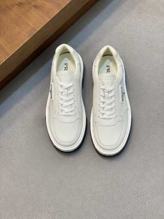 Prad* 普拉达 24春夏新品男士高端运动鞋，这款运动鞋时尚百搭，简洁现代，融合运动风格和精致细节。选用皮革材质打造，搭配橡胶鞋底，鞋舌压印字母徽标，简约时尚 - 点击图像关闭