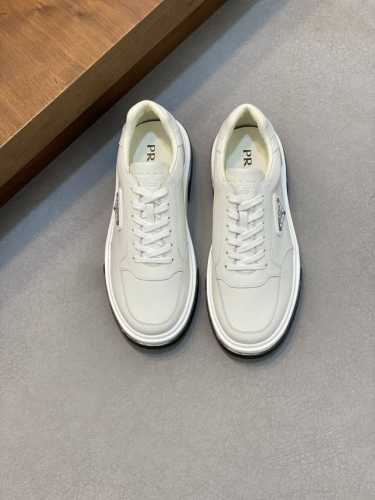 Prad* 普拉达 24春夏新品男士高端运动鞋，这款运动鞋时尚百搭，简洁现代，融合运动风格和精致细节。选用皮革材质打造，搭配橡胶鞋底，鞋舌压印字母徽标，简约时尚