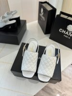 代购级 Chanel 24C春夏新品粗跟鱼嘴 中空 凉鞋系列 这一季山茶花系列真的超美 香奶奶家一贯的优雅名媛气质 高级感十足！上脚非常Nice～ 不管光脚穿或