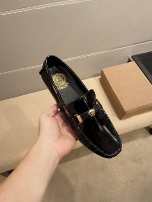 Versace 范思哲 官方原版，米兰男时装周走秀款，鞋面意大利头层牛漆皮，舒适羊皮里 拒绝掉色 ，超软质感，吸汗透气 ，鞋面女妖头像代表男士最爱标志，低调大方