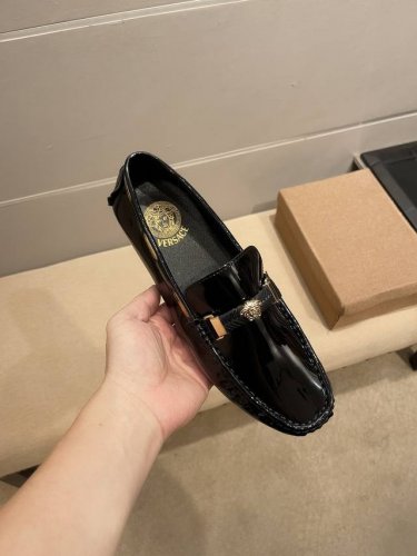Versace 范思哲 官方原版，米兰男时装周走秀款，鞋面意大利头层牛漆皮，舒适羊皮里 拒绝掉色 ，超软质感，吸汗透气 ，鞋面女妖头像代表男士最爱标志，低调大方