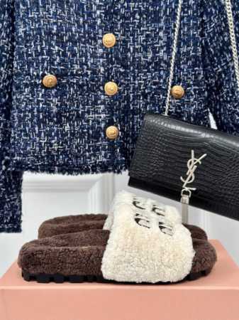 厂价 MIUMIU经典秋冬字母毛毛拖鞋 这季节美鞋太多这款毛拖 真的是让我无法自拔真太可爱了～ 毛茸茸的羊毛是选用欧洲进口A级羊毛 我们做到与原版一致满鞋 全部 - 点击图像关闭