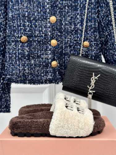 厂价 MIUMIU经典秋冬字母毛毛拖鞋 这季节美鞋太多这款毛拖 真的是让我无法自拔真太可爱了～ 毛茸茸的羊毛是选用欧洲进口A级羊毛 我们做到与原版一致满鞋 全部