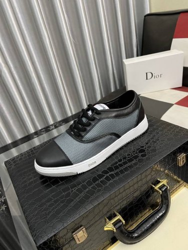 出厂价pp： 迪奥Dior* 最新爆款休闲鞋，顶端品牌奢侈～代购，顶级～质量。鞋面選用进口透气牛皮搭配布面材质透气羊皮垫脚 精细做工。原版个性时尚柔软橡膠耐磨大