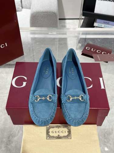 Gucci 饰马衔扣女士平底芭蕾鞋 衣橱必备单品优雅焕新。这款设计以优质迷你Gg绒面材质匠心打造，巧妙融合品牌经典传承与现代精致魅力。经典马衔扣细节以闪亮的银色