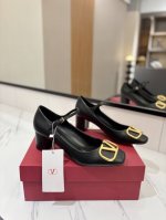出厂价Pp： Valentino华伦天奴2025Ss专柜推出新款复古玛丽珍单鞋 复古优雅 时尚百搭 新宠玛丽珍鞋，舒适与风格的完美结合 鞋面：漆皮 哑光牛皮 内