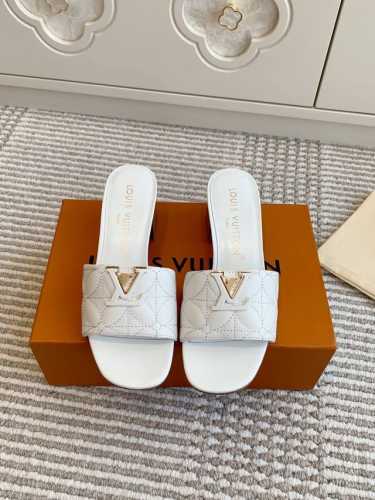 L驴家新品Capri 系列 V扣电绣平底粗跟凉拖鞋 顶级品质 跟高：中跟5Cm 鞋面：进口小牛皮 羊皮内里 意大利进口真皮大底 Size：35-39 40、41