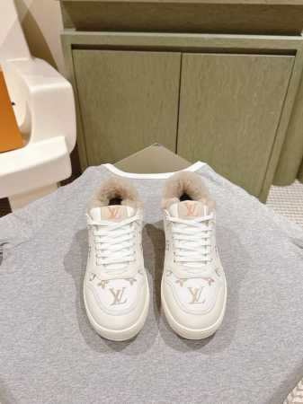 低帮 高帮 * 系列 减龄百搭&高低帮运动鞋！ 本款LV Squad 运动鞋以 Monogram 牛仔布展露夏日清新。加厚凸纹橡胶外底不失轻盈，双鞋带、漆光孔眼 - 点击图像关闭