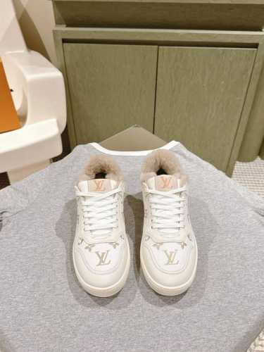 低帮 高帮 * 系列 减龄百搭&高低帮运动鞋！ 本款LV Squad 运动鞋以 Monogram 牛仔布展露夏日清新。加厚凸纹橡胶外底不失轻盈，双鞋带、漆光孔眼