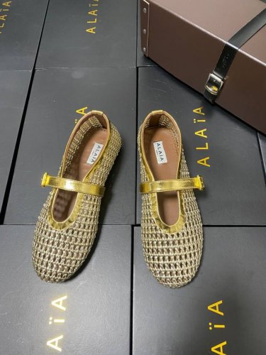 金色 皮款 Alaia 走秀款平底芭蕾舞平底单鞋！ 甜酷芭蕾风，人气超高的一款芭蕾舞鞋，浪漫又迷人舒适百搭。 原版订制牛皮施华钻 面料， 羊皮内里，私模橡胶防滑