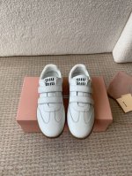 MiuMiu 24ss 秋冬新款 魔术贴 情侣 德训鞋 复古休闲鞋 最新款德训小白鞋，在找小白鞋还要复古的还要舒适的 还要那种德训鞋的可以看过来了 秋冬火爆款休