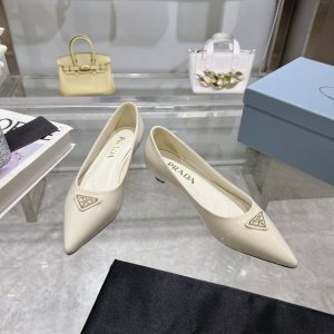 出厂价P PRADA 2024普拉达春夏新品，实力来袭！时髦百搭nice单品，意大利专柜代购原版鞋开发，1比1照足原味复刻。今年的主题就是不被定义 通过简单简洁