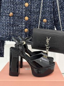 厂价 Miu Miu 缪缪25S春夏新品 恨天高防水台粗跟凉鞋 鲜明的设计风格和独特的美感 极强的彰显着个性不羁的摩登态度 创作即外观线条优美流畅 又上脚舒适时