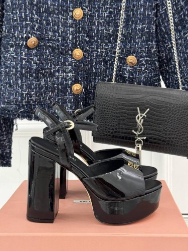 厂价 Miu Miu 缪缪25S春夏新品 恨天高防水台粗跟凉鞋 鲜明的设计风格和独特的美感 极强的彰显着个性不羁的摩登态度 创作即外观线条优美流畅 又上脚舒适时