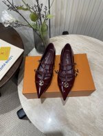 25Ss春夏新款Louis vuiteeon Lv尖头三带玛丽珍平底单鞋鹰嘴小尖头搭配镂空皮条小方扣可调节松紧，Lv五金 “logo”饰以点缀，细节质感特别的高