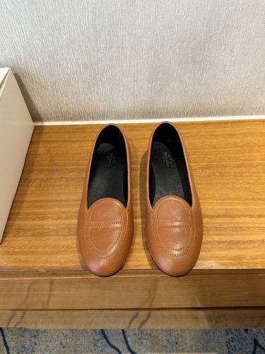 顶级品质 Hermes Ss25 New Arrival～ 爱玛仕早春新款平底乐福鞋 H家这双Julia乐福鞋上脚就不想脱下来～ 小羊皮材质 贼软糯 超舒服舒适