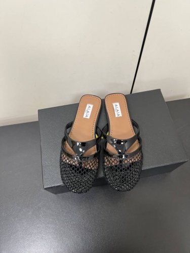 Alaia 25Ss 网面平底夹趾拖鞋 超级别致的设计有种独特优雅气息的感觉 网面夹脚的款式隐藏起来 独特风格配上不同款式 不同风格都能轻松驾驭，无论牛仔裤，西