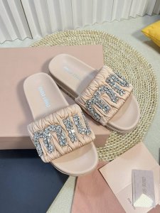 Miumiu 缪缪新款 钻扣拖鞋 高品质闭眼入 采用羊皮 真丝鞋面 人工缝线褶皱 弹力皮垫脚更加柔软舒服 施华洛世奇水钻扣 巨闪 原版高密度发泡大底 size: