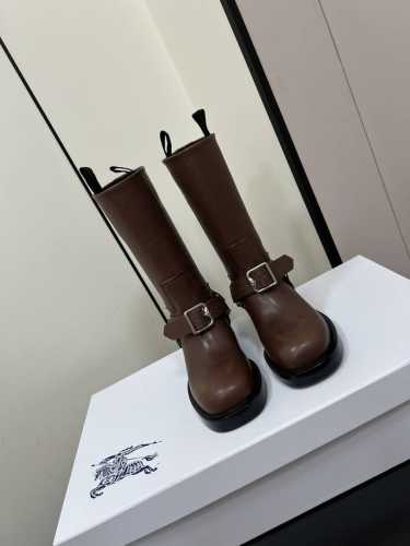Burberry巴宝莉新品骑士靴 B家靴子的设计一直很稳定。很酷！ 工艺挺复杂的，想做好这款靴子，不拿出点东西搞不好。 进口小牛皮面 进口水染牛皮里 独家开模1