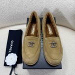 Chanel 羊毛鞋，毛毛乐福鞋~~ 超级火的一款小香风羊毛乐福鞋~~ %纯羊毛内里，麂皮面料，原版真皮大底~~金属双C标点缀，百搭、时尚、保等都被完美释放 3