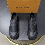 出厂价： 品牌：Lv路易威登 标准码：38–44 45定制 等级：官网同款 材料：原版品牌防水面料 加厚羊皮内里 轻便柔软耐磨大底 款式类别：男士时尚休闲鞋 尊