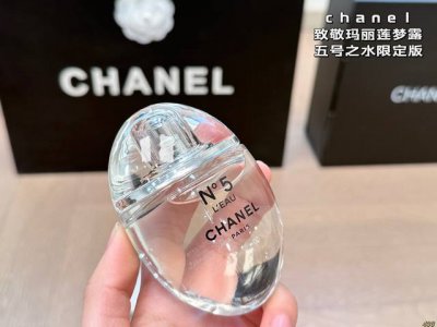 香奈儿5号之水50Ml 香水拆开包装不支持退换货哟 Chanel新出的夏季致敬玛丽莲梦露 五号之水限定版 真的太漂亮啦，瓶身晶莹通透跟鹅卵石一样 唯一缺点就是不