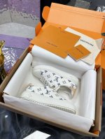 工厂p价p 飞机盒10 lv 情侣款厚底小白鞋系列 经典系列 采用进口牛皮 油边工艺 爱了爱了 侧身印花Logo简约不简单 元素满满的爱上脚超级好看 推荐你们入