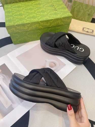 Gucci 最新款GG防水台厚底拖鞋 拉腿增高神器 原版1:1还原，所有细节 材质 舒适度 全部跟原版一样了。 面料：原版定制特殊进口布料 中底：TPU开模 大