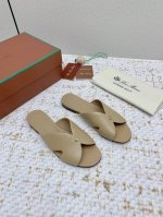 出厂 高版本 Loro Piana 25 夏季最新Vera系列 平底 高跟 凉拖 新色过彩色的夏天！ 既休闲又时髦，又能毫不刻意地透露出品质与舒适，交叉带拖鞋上