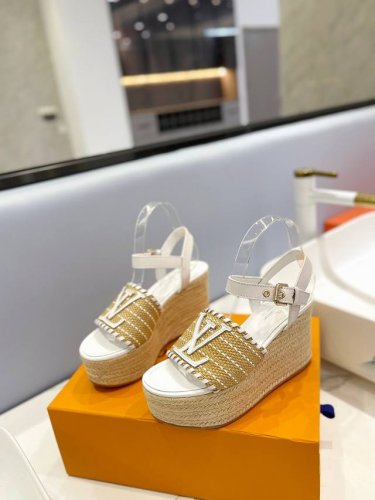 出厂 Louis *Uitton 独家新款新款发布会最新走秀款厚底凉鞋 香港原版购入一比一开模 今年的款式比去年增加了新原素 显得更为大牌 皮面款采用原版小牛皮