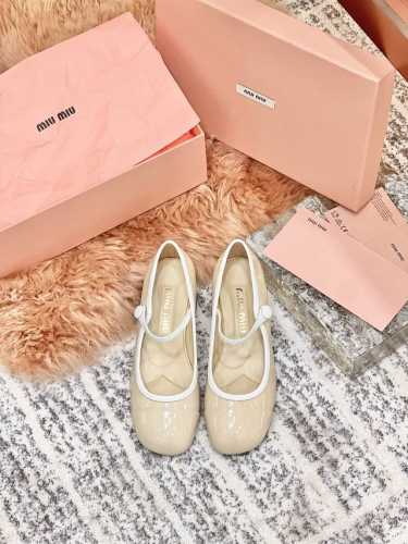 Miu Miu 缪缪 25 早春新品 专柜主打最新走秀款 珍珠扣复古玛丽珍粗跟单鞋火爆上新！ 缪家高货 顶级工艺打造精品质感 无敌舒适的巨减龄轻奢女鞋鞋面：顶级