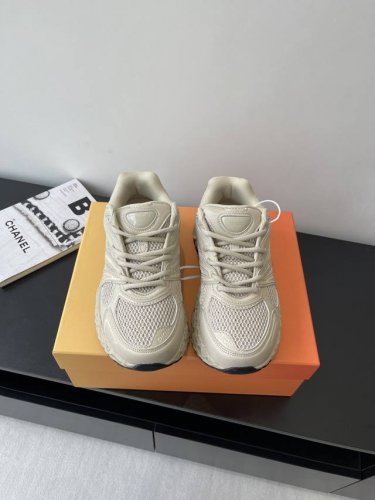 Dior X Kaws 联名款B35胶囊情侣款 系列 镂空 网面 运动鞋 这款名为B35 Nxt 的新款运动鞋 采用了 3D打印技术制成镂空式鞋底 鞋身部分则是