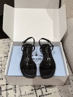 prada 普拉达 25 春夏新品 平底 一字带 拖鞋 三角标扣吊坠简易带子平底拖鞋凉鞋！经典三角标可盐可甜巨百搭三角标Yb开模定制 质感超赞！今年的衣橱Top