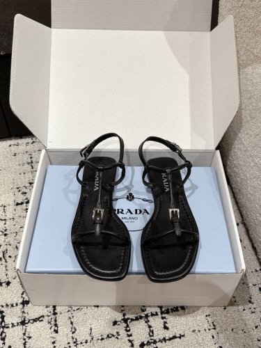 prada 普拉达 25 春夏新品 平底 一字带 拖鞋 三角标扣吊坠简易带子平底拖鞋凉鞋！经典三角标可盐可甜巨百搭三角标Yb开模定制 质感超赞！今年的衣橱Top