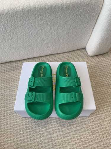 冲量价: Dior 迪奥 24ss 夏季新款 沙滩拖鞋 夏季到海边度假的最佳选择 这款最得意的设计就是垫脚磨砂面，区别于任何一款果冻鞋，碰水不会滑脚，下雨天或海