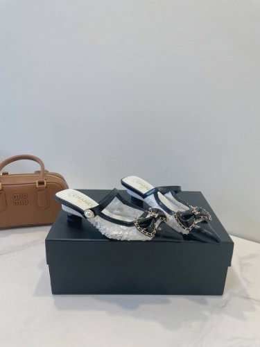 开香啦 Chanel 香奈儿25p夏季新款真心好看 尤其搭牛仔裤和短裙的时候 真心爱了 进口订制亮片材质 绵羊皮内里 丝绸牛皮垫脚 进口意大利真皮大底 size