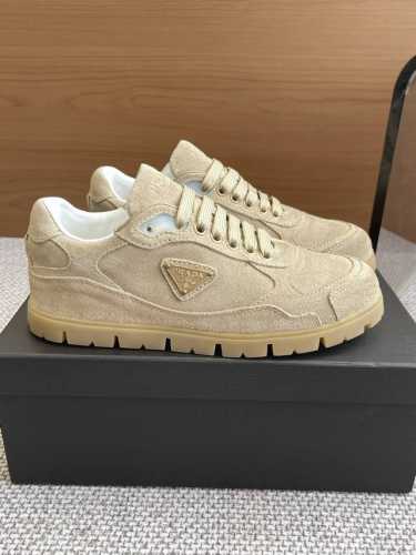 男+10 Prada 普拉达 24ss秋冬新款 情侣款德训鞋面料进口麂皮，有肌理感，内里羊皮包裹，软软糯糯的 鞋垫加厚小羊皮，踩上去无比舒适，有支撑感，随便暴走