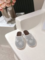 the Row罗马织网拖鞋 隔着屏幕都能感受到它的高级感 出厂价p 这一款包容性挺广的 材质进口牛皮本身就有延展性所以瘦一点还是肉一点的脚都能穿 它的包裹性很好
