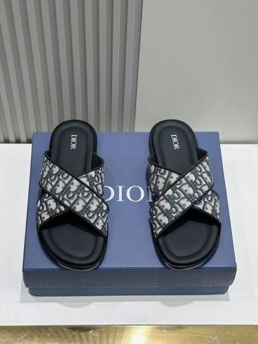 dior 顶级版 Size39-44 38.45定做 Ss迪奥最新男款拖鞋必备。 Dior Alias男士真皮拖鞋 这款 Alias 凉鞋夏季新品，彰显休闲高雅