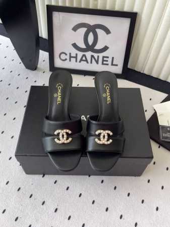 Chanel新款珍珠拖鞋 高版本出货 众多明星网红上脚 国内外博主刷爆的一个百搭系列 春夏衣橱搭配必备 凉拖首选 原版进口牛皮 绸缎鞋面 进口羊皮内里 原版意大 - 点击图像关闭