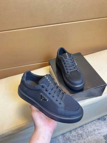 prada 普拉达 -高端品质 原单 -鞋面：丝绸小牛皮、品牌帆布布匹、品牌金属扣件 -内里：网布，垫脚; 顶级牛皮 -大底：超轻Tpu发泡; 成型大底 -超高