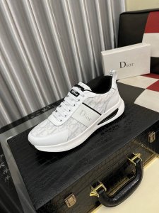 出厂价Pp： 迪奥Dior 新款休闲鞋，必爆款 ，采用潮流时尚鞋 最新爆款鞋面采用进口牛皮+专用印花面料拼接设计 ，羊皮垫脚，舒服橡胶大底 上脚轻巧舒适 实物更