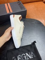 Ermenegildo Zegna 杰尼亚 系带男士休闲板鞋此 Triple Stitch 运动鞋由荔枝纹小牛皮制成，鞋身外腰压印品牌名称，Ip超轻鞋底缝线鲜明