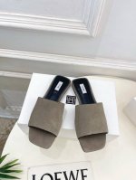 toteme 2025春夏新品 方头复古拖鞋 作为这两年最受欢迎的设计师牌 设计简单 细节巧妙 清新脱俗 不想满大街撞款的可以看看这个品牌 比较小众却又是那么好