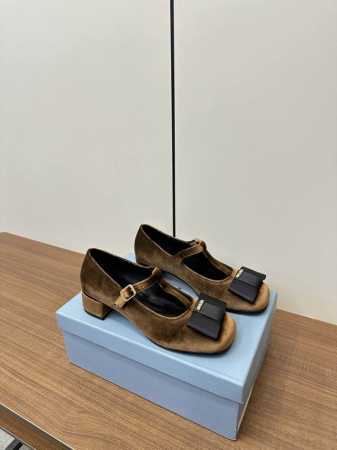 Prada 25新品 玛丽珍蝴蝶结时尚百搭单鞋！ P360 Prada新款芭蕾舞实物尊嘟很美 丝绒玛丽珍黄蓉漆皮芭蕾舞鞋也都是很值得美眉们入手的单品 面料：天鹅 - 点击图像关闭