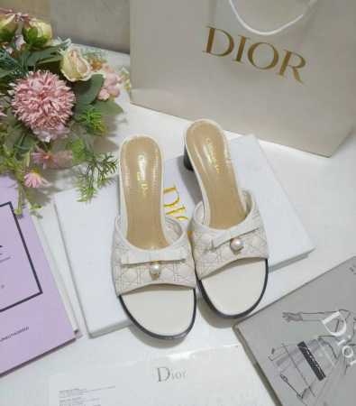 出厂价Pp皮底 ，橡胶 Dior Ballet 带跟凉拖是二零二五秋季系列新品，融入 Dior 的高订风格重新诠释经典款式。采用白色绗缝羊皮革精心制作，饰以藤格 - 点击图像关闭