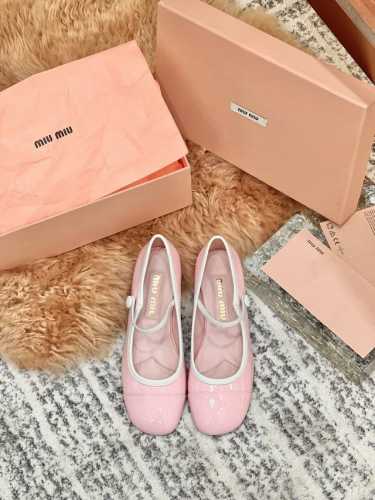 Miu Miu 缪缪 25 早春新品 专柜主打最新走秀款 珍珠扣复古玛丽珍粗跟单鞋火爆上新！ 缪家高货 顶级工艺打造精品质感 无敌舒适的巨减龄轻奢女鞋鞋面：顶级