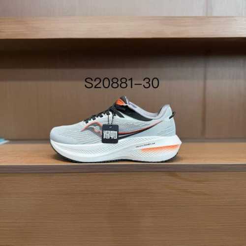 纯原 Saucony Triumph 21索康尼胜利21代旗舰级缓震型跑鞋 性能相比前几代再升级：鞋面采用全新升级的工学网设计 贴合脚部更透气 中底部分使用最新