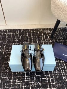 代购级 Prada 普拉达 25Ss 春夏新款方头 单鞋 凉鞋 简单的设计大概就是它最让人喜欢的点 不是烂大街的那种 很有自己的品牌个性 面料采用进口开边珠 内
